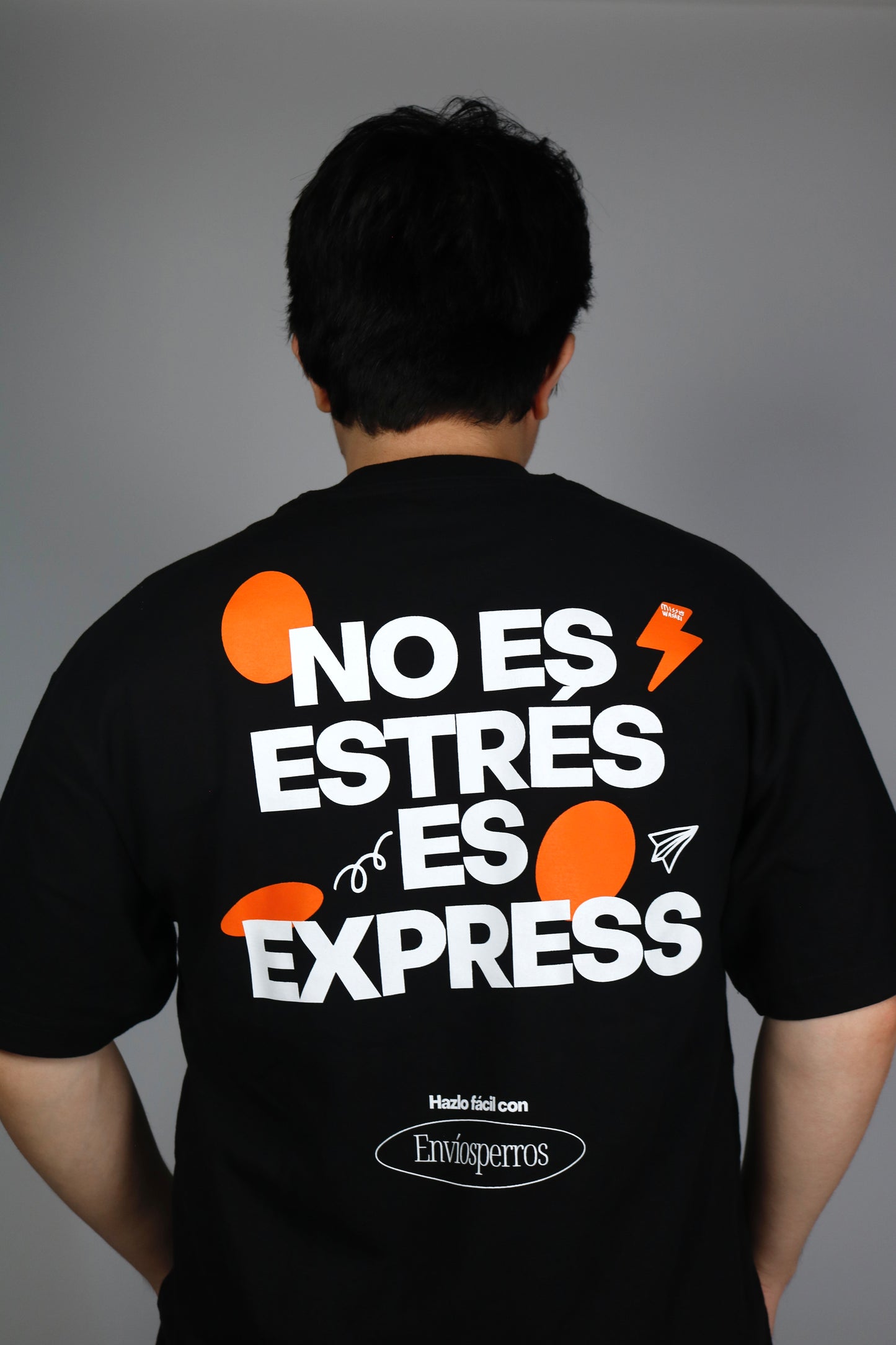 Playera negra hombre oversized "no es estrés, es express"