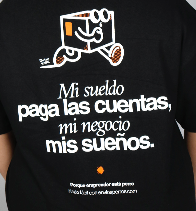 Playera negra mujer "mi sueldo, mis sueños" con impresión en la espalda