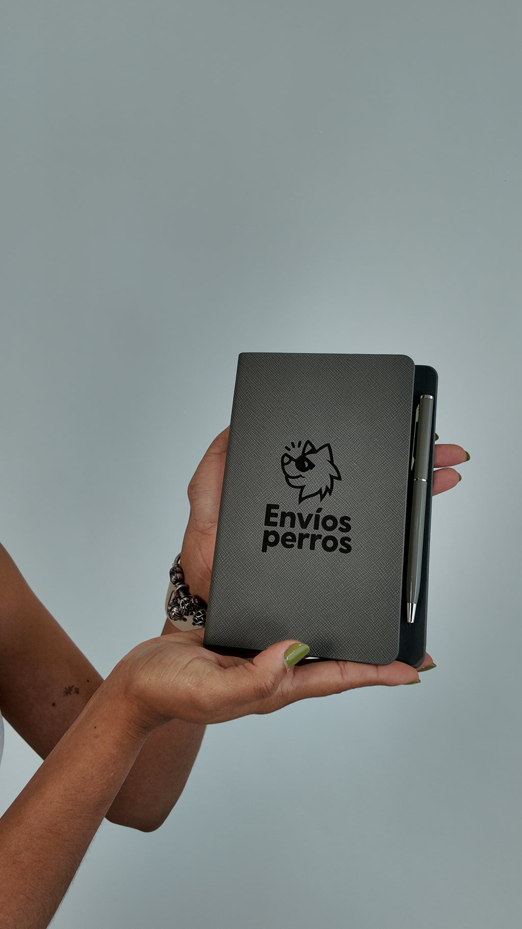 Libreta + pluma Envíosperros 2026