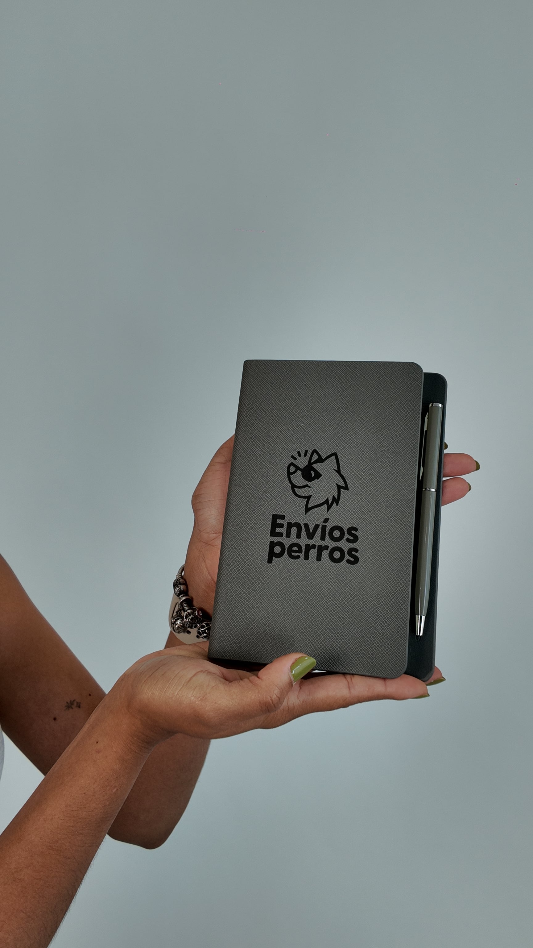 Libreta + pluma Envíosperros 2026