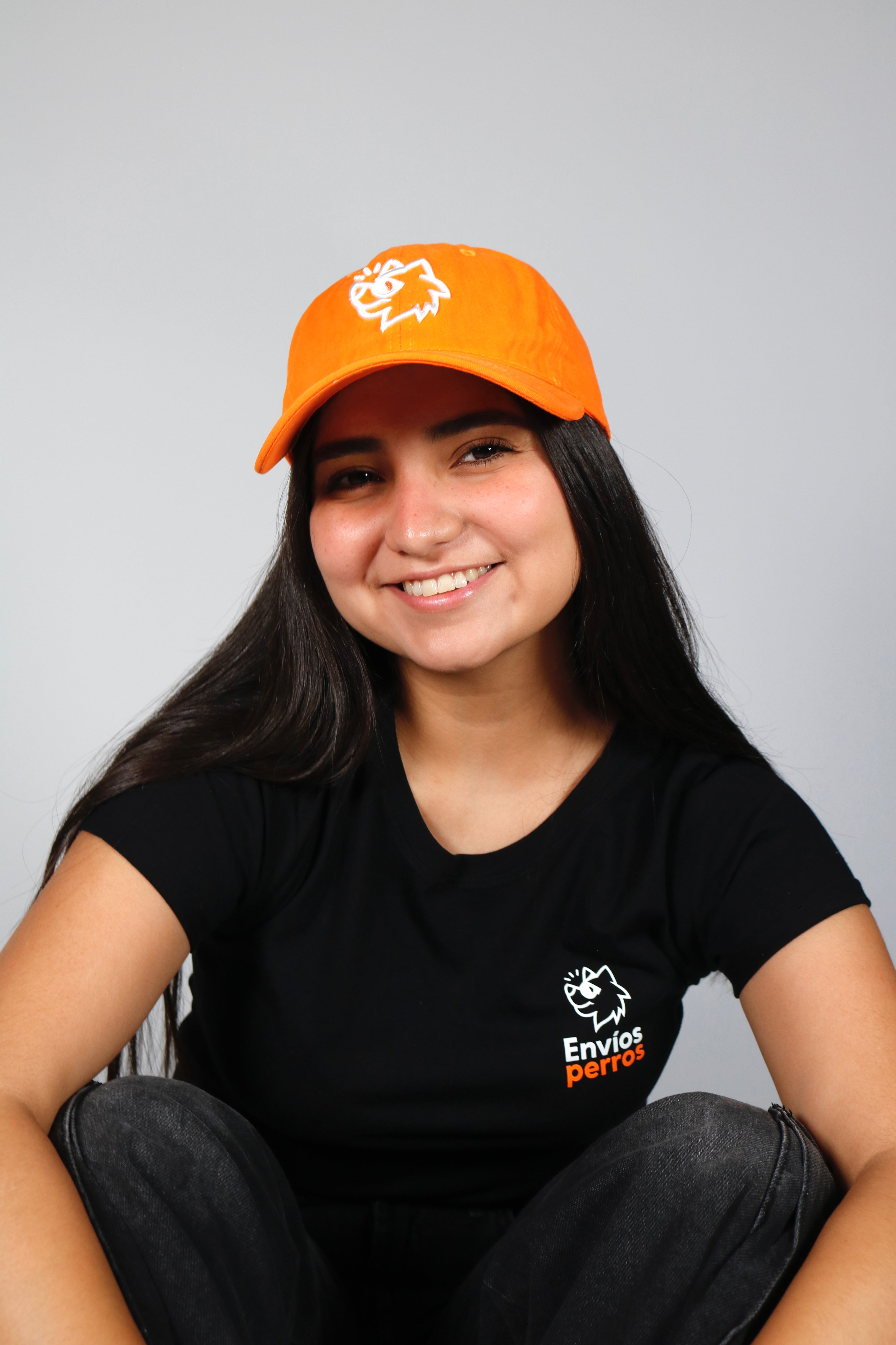 Gorra con logotipo envíosperros con broche velcro
