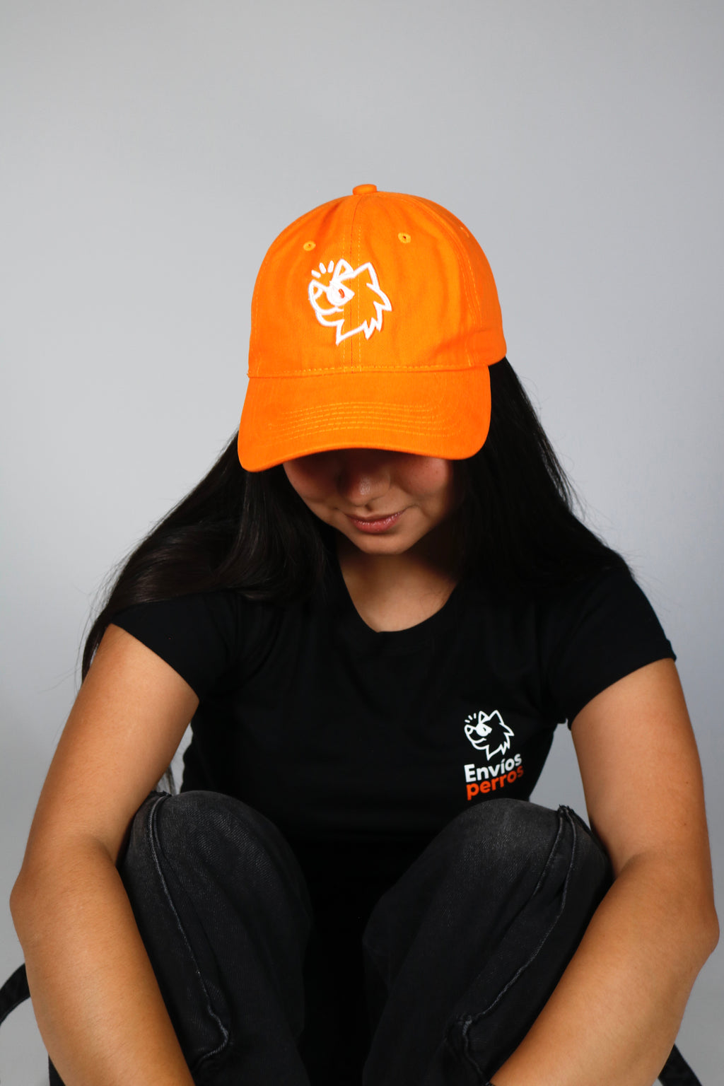Gorra con logotipo envíosperros con broche velcro