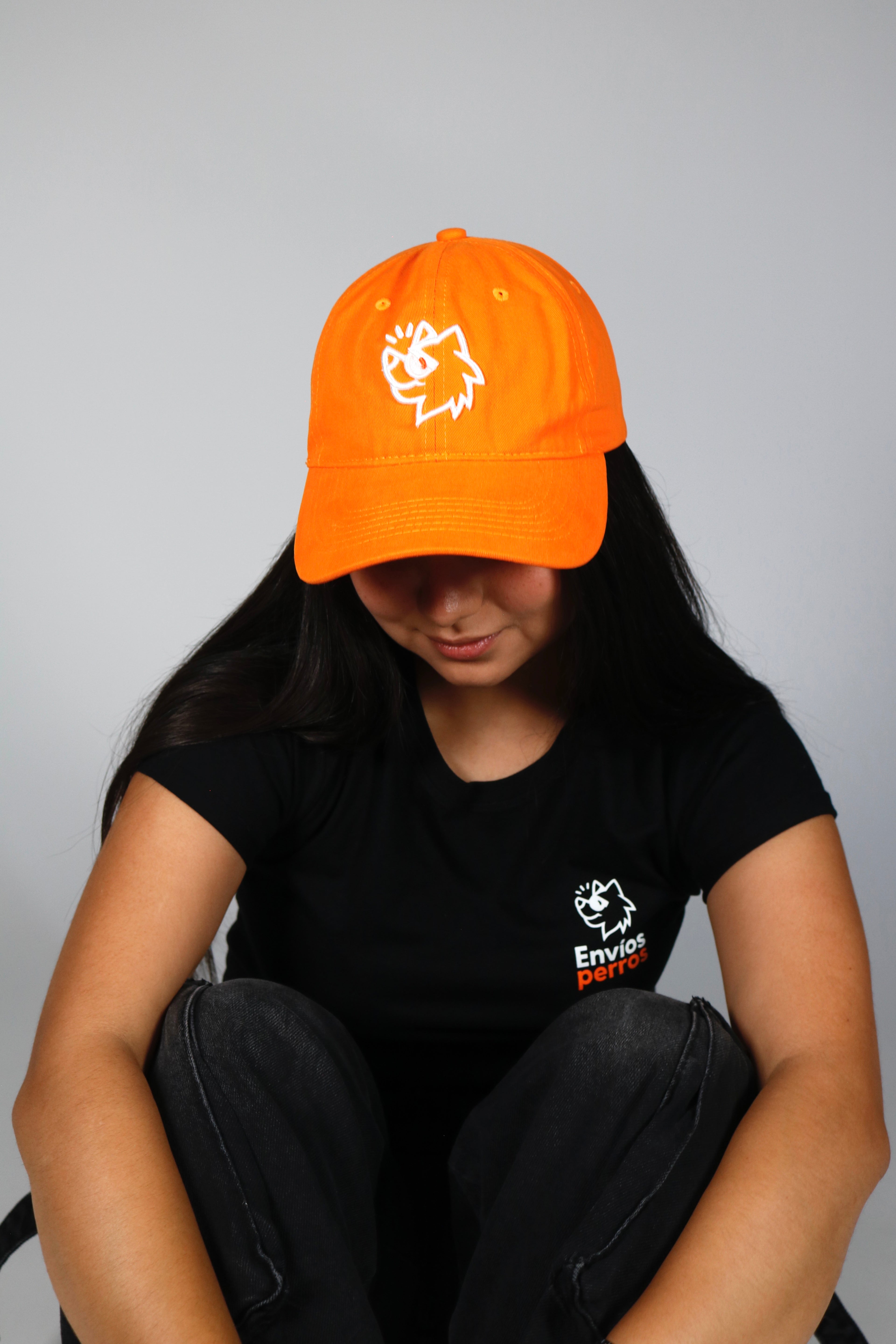 Gorra con logotipo envíosperros con broche velcro