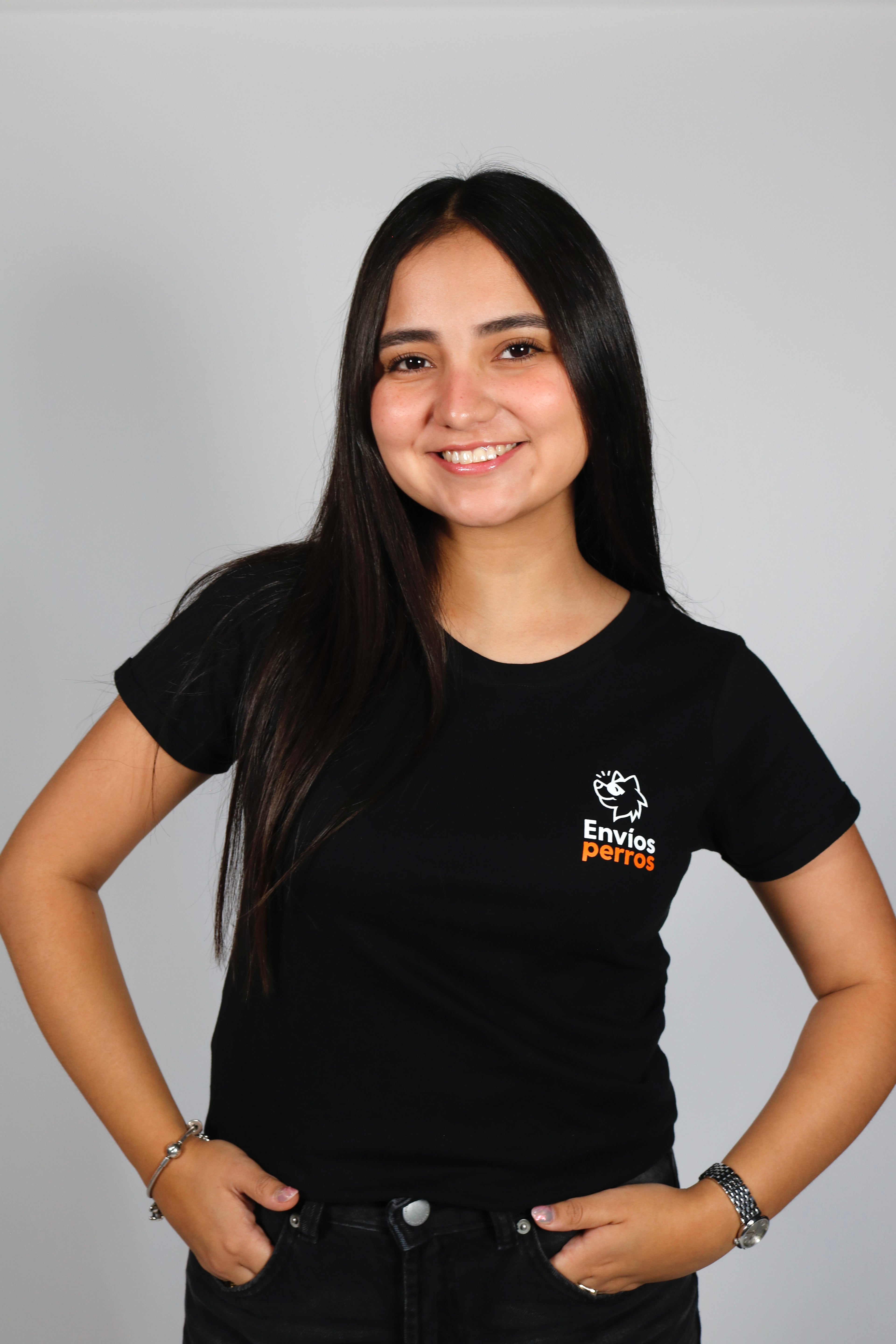 Playera negra mujer "mi sueldo, mis sueños" con impresión en la espalda