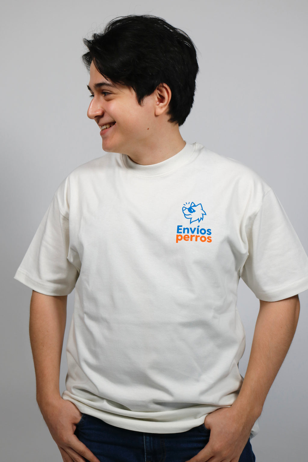 Playera blanca Oversized "Emprendedores perrones" HeavyWeight 220g