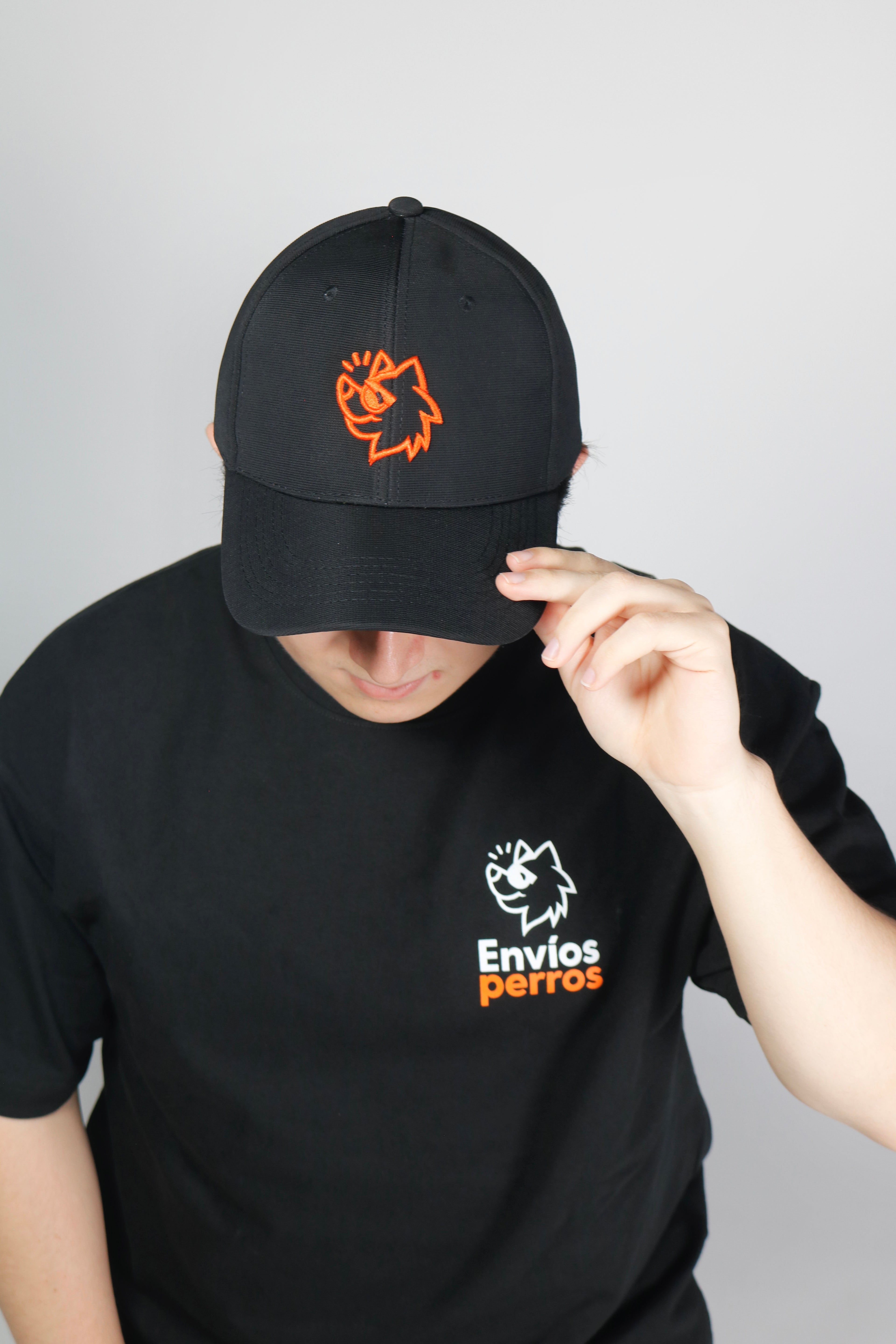 Gorra con logotipo envíosperros con broche velcro