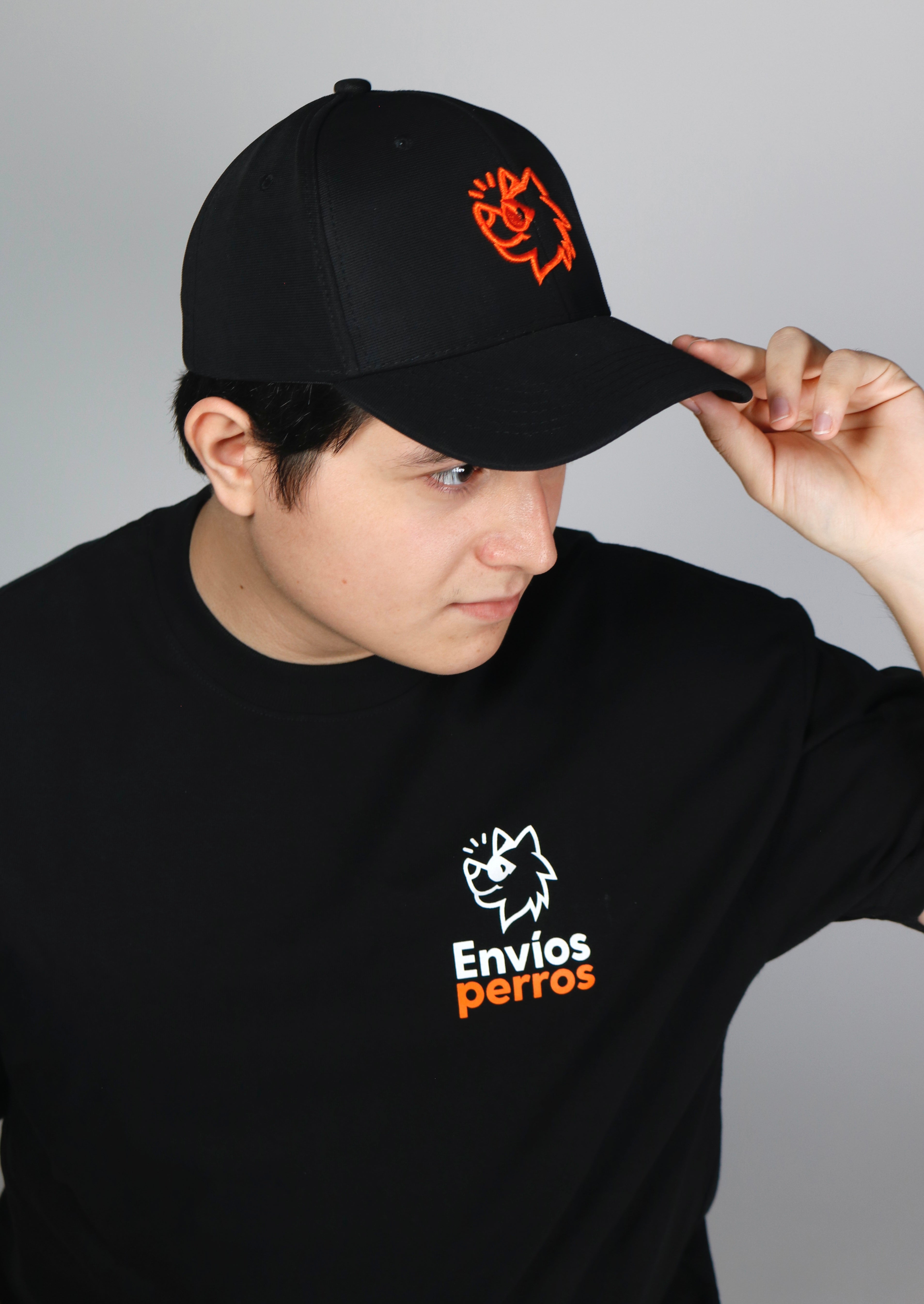 Gorra con logotipo envíosperros con broche velcro