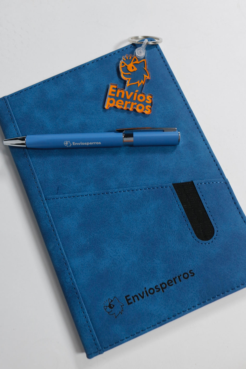 Kit Perrón con pluma, libreta y llavero.
