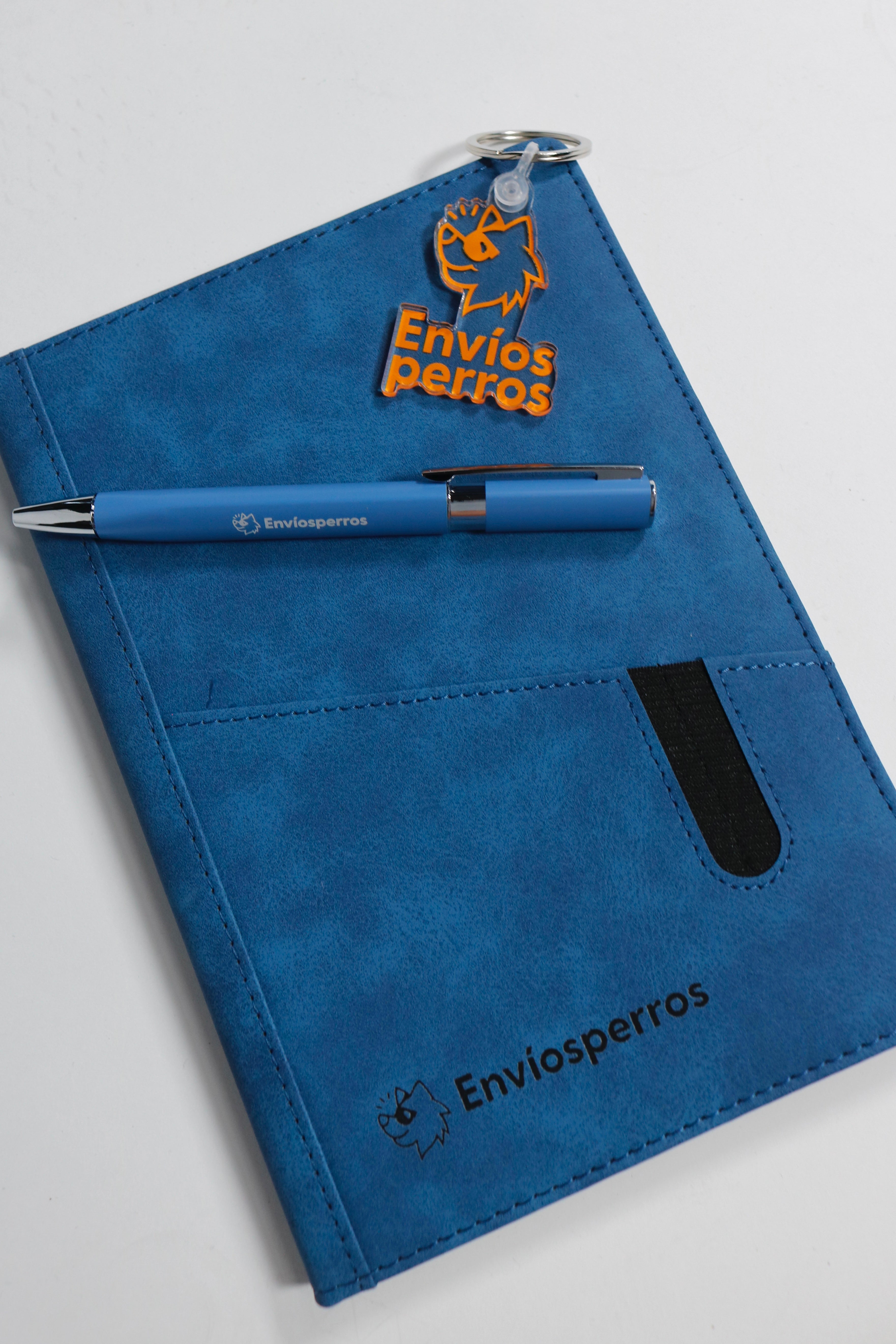 Kit Perrón con pluma, libreta y llavero.
