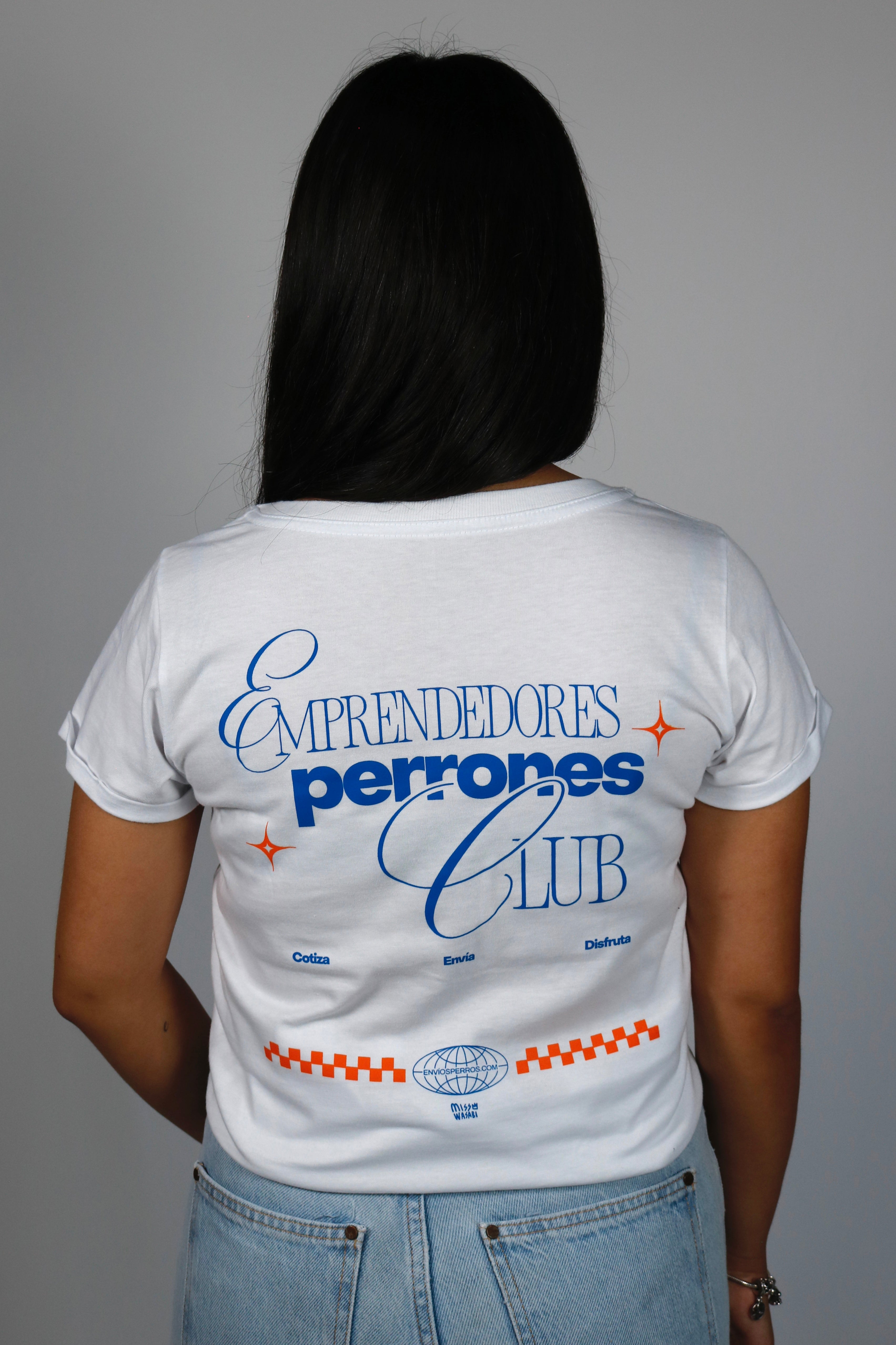 Playera blanca mujer "emprendedores perrones" con impresión en la espalda