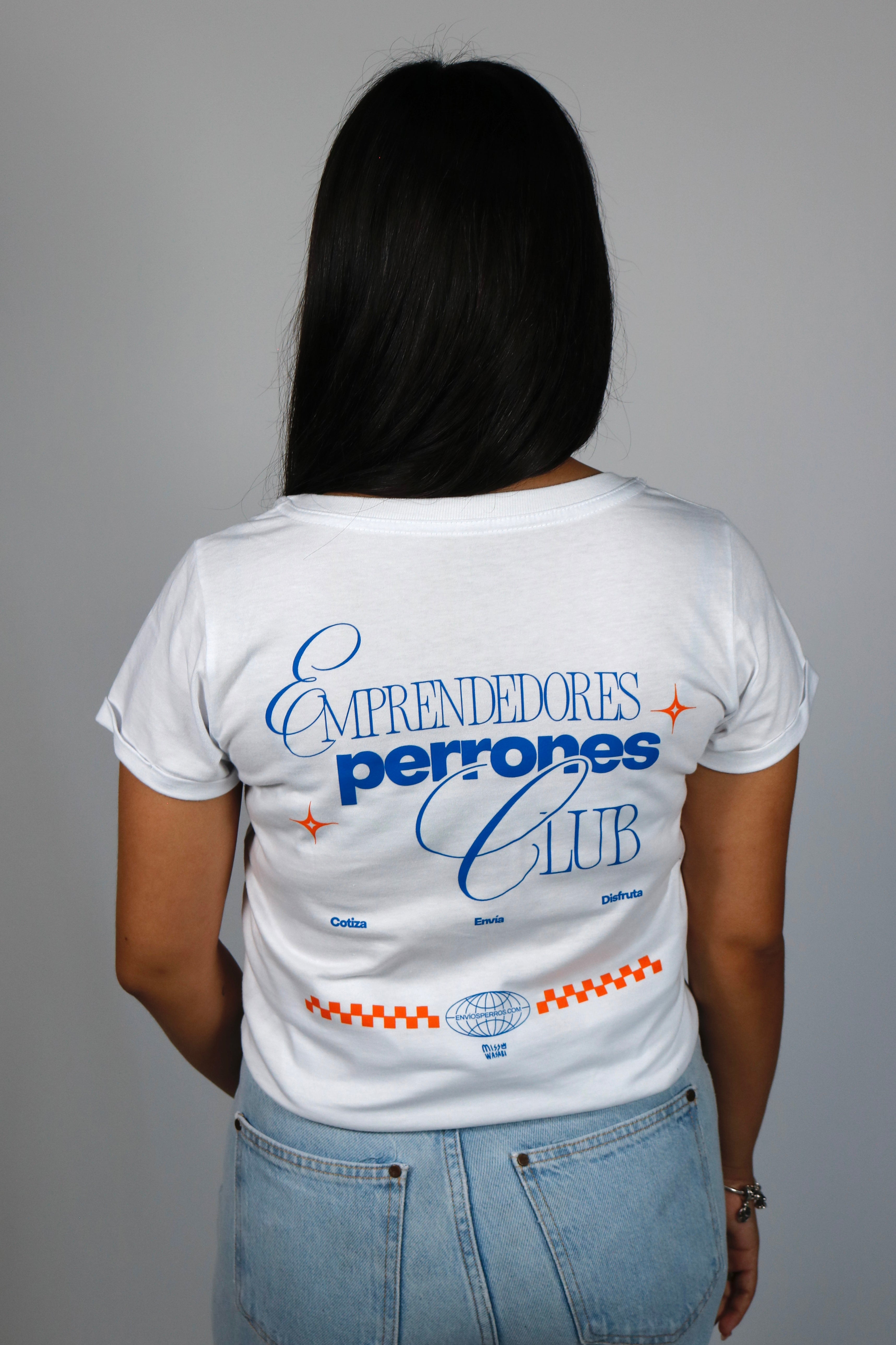 Playera blanca mujer "emprendedores perrones" con impresión en la espalda