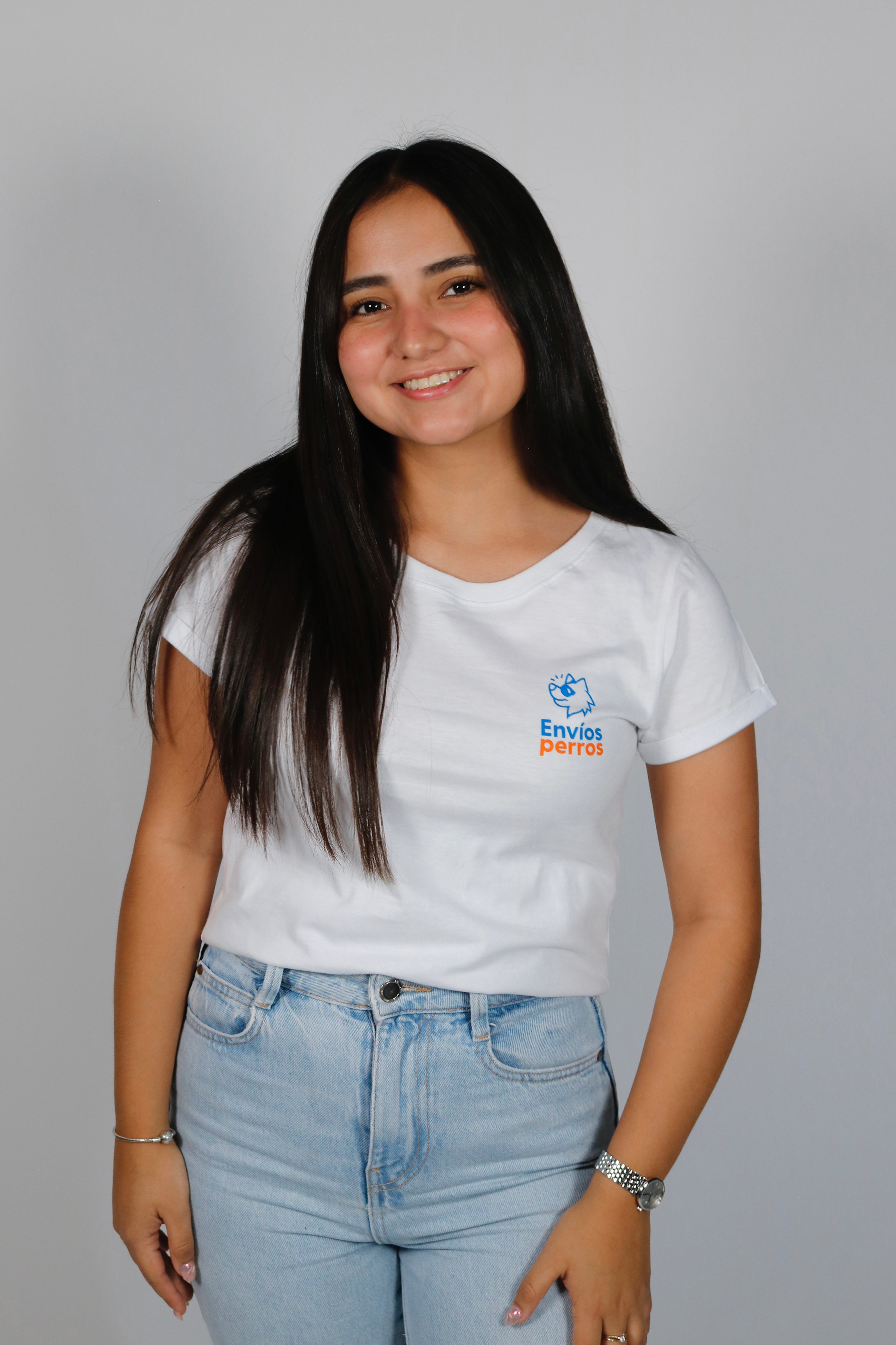 Playera blanca mujer "emprendedores perrones" con impresión en la espalda