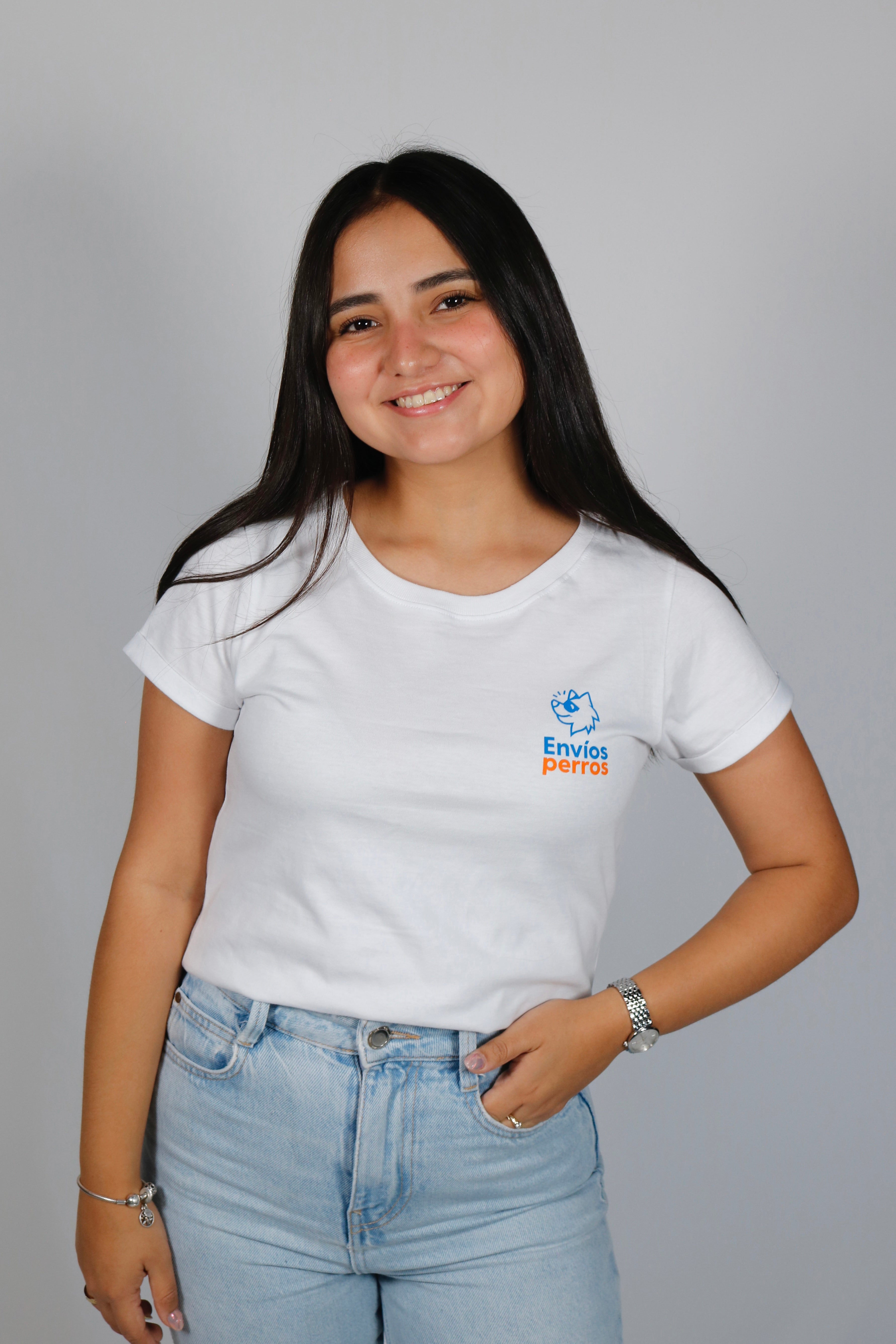 Playera blanca mujer "emprendedores perrones" con impresión en la espalda