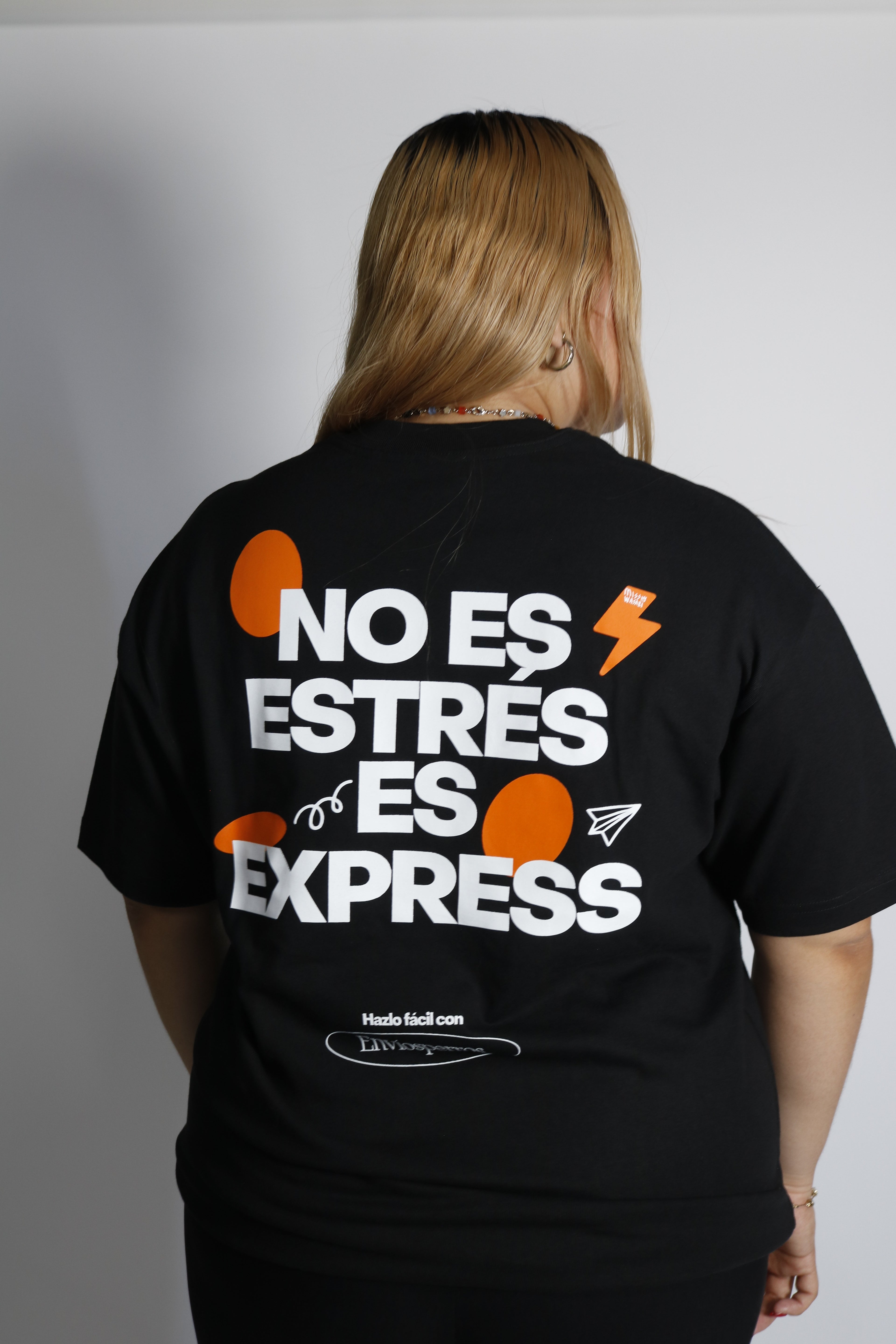 Playera negra oversized "no es estrés, es express"
